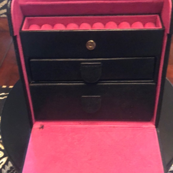 Black Leather Jewelry case. - Picture 3 of 7